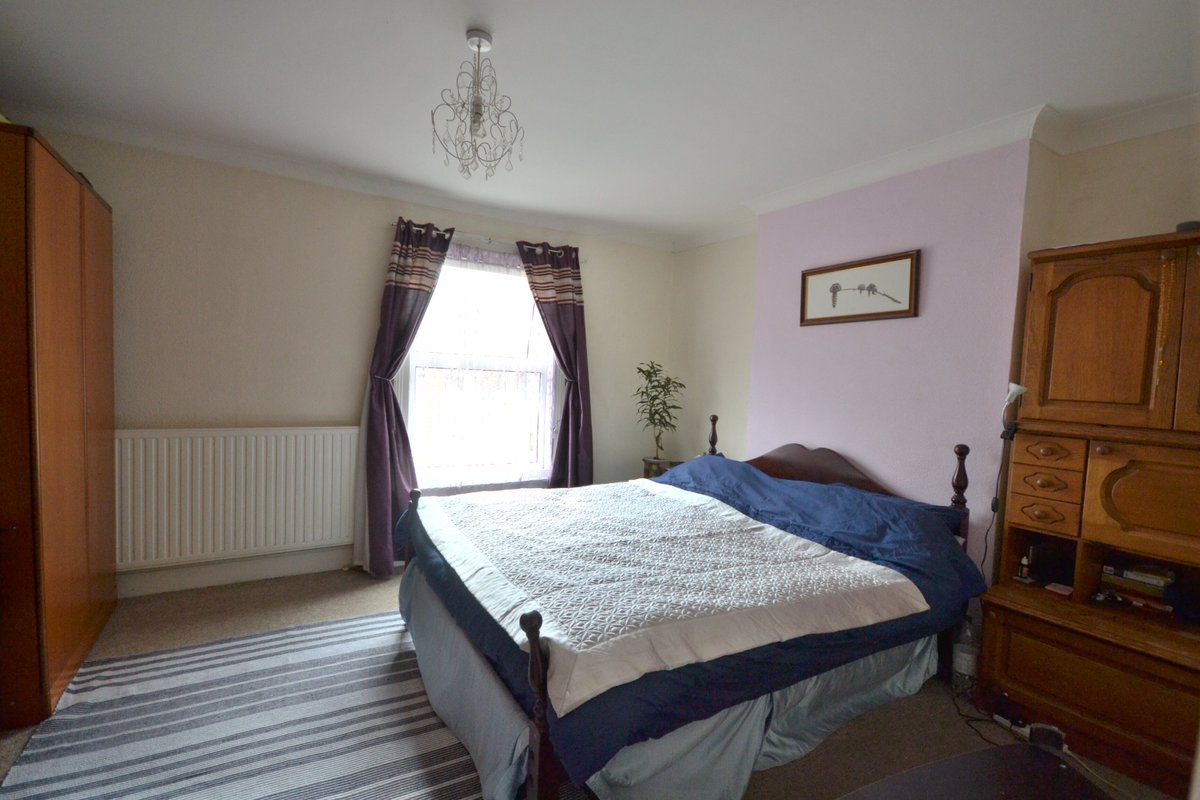 INVESTMENT OPPORTUNITY: Gaywood Road

£140,000

A 3 bedroom mid-terrace property situated close to the Town Centre. The property is being sold with a tenant in situ. 

To view all of our properties follow the link rightmove.co.uk/property-for-s…