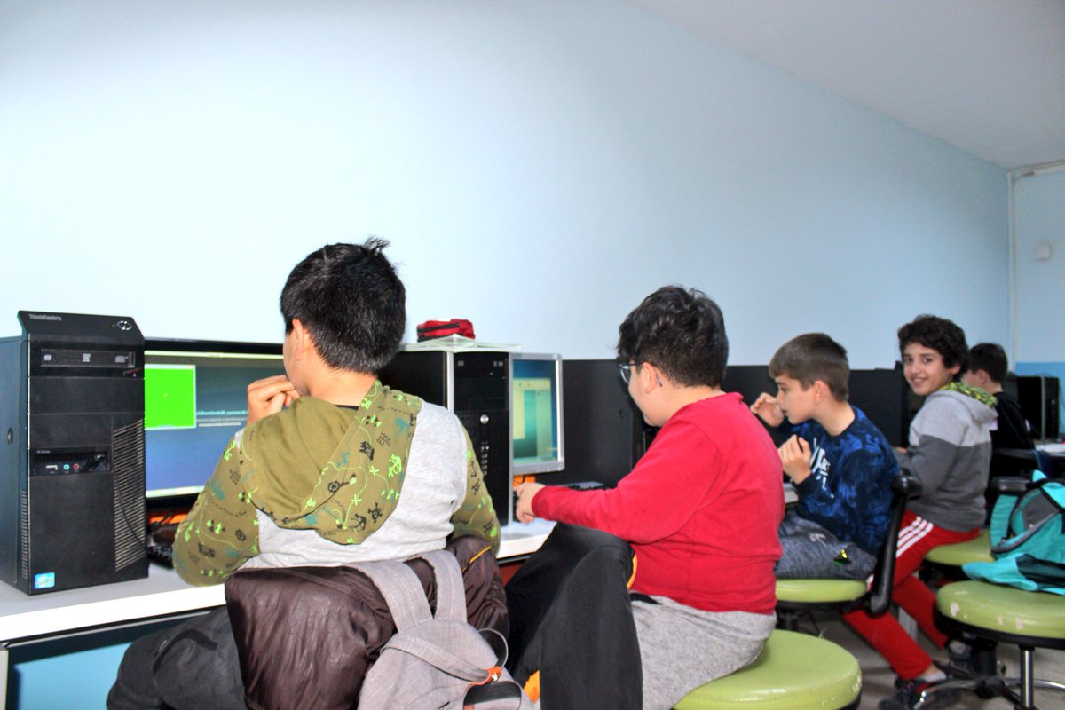 uskcocukuniv's tweet image. Yazılım Atölyesi’nde öğrencilerimize #SmallBasic programı ile kendi oyunlarını yazarak kodlamayı ve programlayı öğretiyoruz. 🤓🎮💻