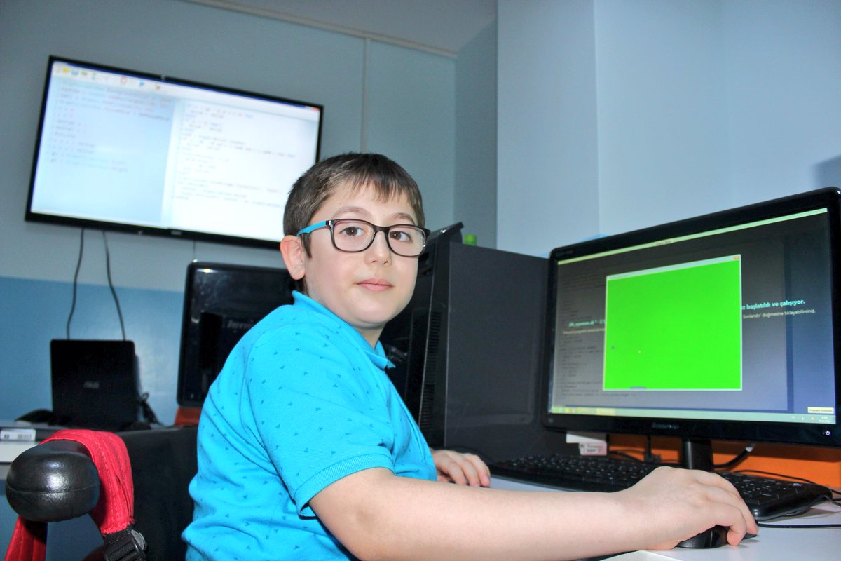 uskcocukuniv's tweet image. Yazılım Atölyesi’nde öğrencilerimize #SmallBasic programı ile kendi oyunlarını yazarak kodlamayı ve programlayı öğretiyoruz. 🤓🎮💻