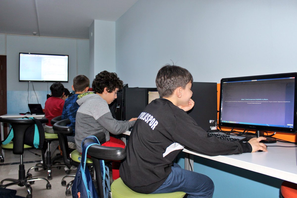 uskcocukuniv's tweet image. Yazılım Atölyesi’nde öğrencilerimize #SmallBasic programı ile kendi oyunlarını yazarak kodlamayı ve programlayı öğretiyoruz. 🤓🎮💻