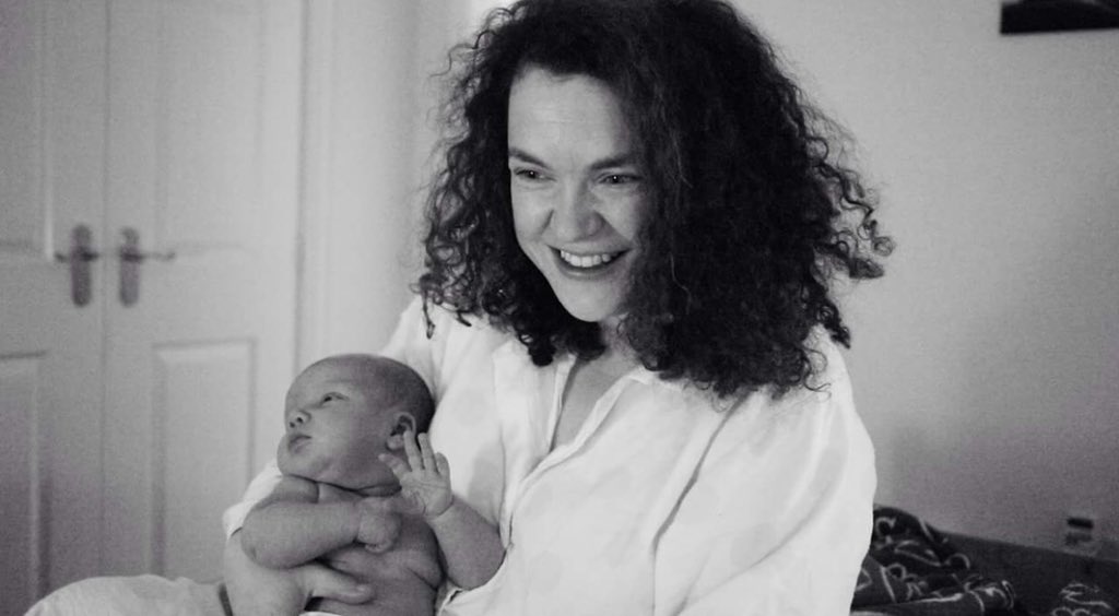 24hrswithcancer's tweet image. Day 206: FOUR THOUSAND NINE HUNDRED AND FORTY FOUR HOURS WITH CANCER 

CLARE WITH THE HAIR
Clare died 4 years ago today. She, like me, was forced to face #bowelcancer. You are beautiful Clare, always smiling, always selfless, always lighting bloody fires 😂 Miss you Clare x