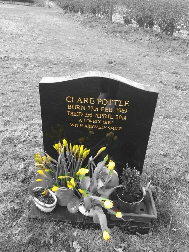24hrswithcancer's tweet image. Day 206: FOUR THOUSAND NINE HUNDRED AND FORTY FOUR HOURS WITH CANCER 

CLARE WITH THE HAIR
Clare died 4 years ago today. She, like me, was forced to face #bowelcancer. You are beautiful Clare, always smiling, always selfless, always lighting bloody fires 😂 Miss you Clare x