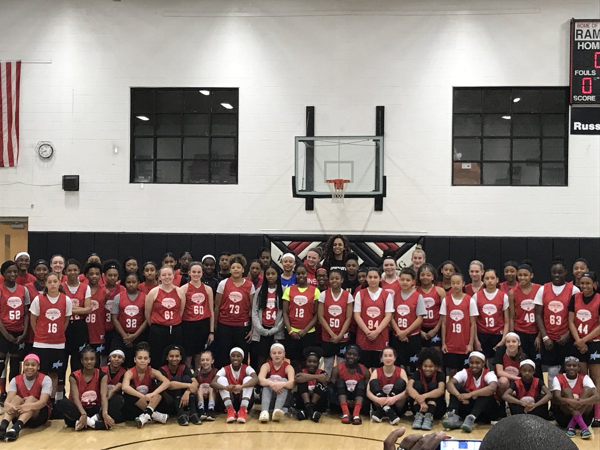 CassMahaney's tweet photo. Had a great time at @EGBAAG @niccdontcare . Best weekend ever got to compete with amazing talent from all over and meet @LaChinaRobinson ,  watch the best final 4 and championship game @ncaawbb and meet the legend, Kobe @kobebryant 🙏🔥🏀 https://t.co/rz51dvQmah