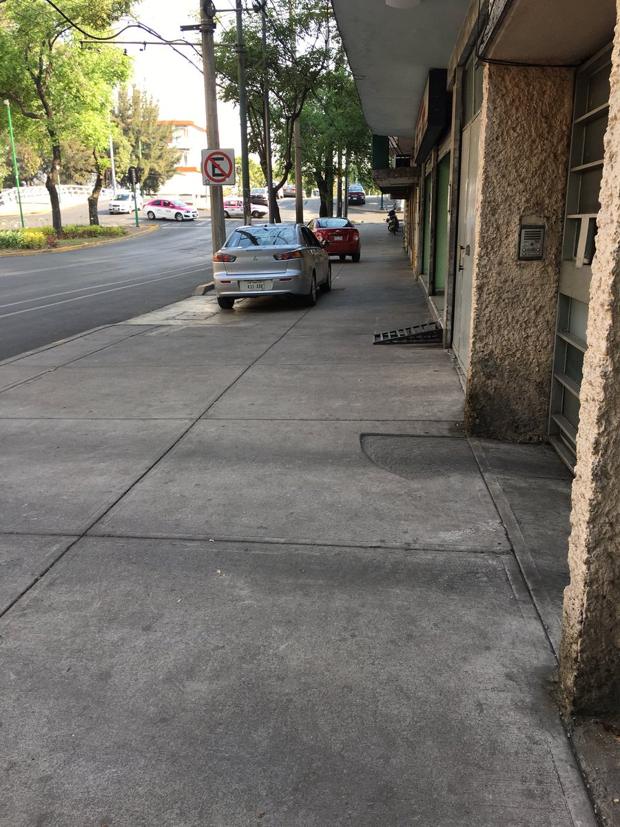 JDickpenn's tweet photo. Podrían ayudarnos con el retiro de estos autos? Vertiz casi esquina viaducto col atenor salas 👍🏼🤨 a diario es lo mismo, que las banquetas no son para el peatón? @C5_CDMX @UCS_CDMX @hiramalmeidae @JerrxG13 https://t.co/yd9RfaVvrB
