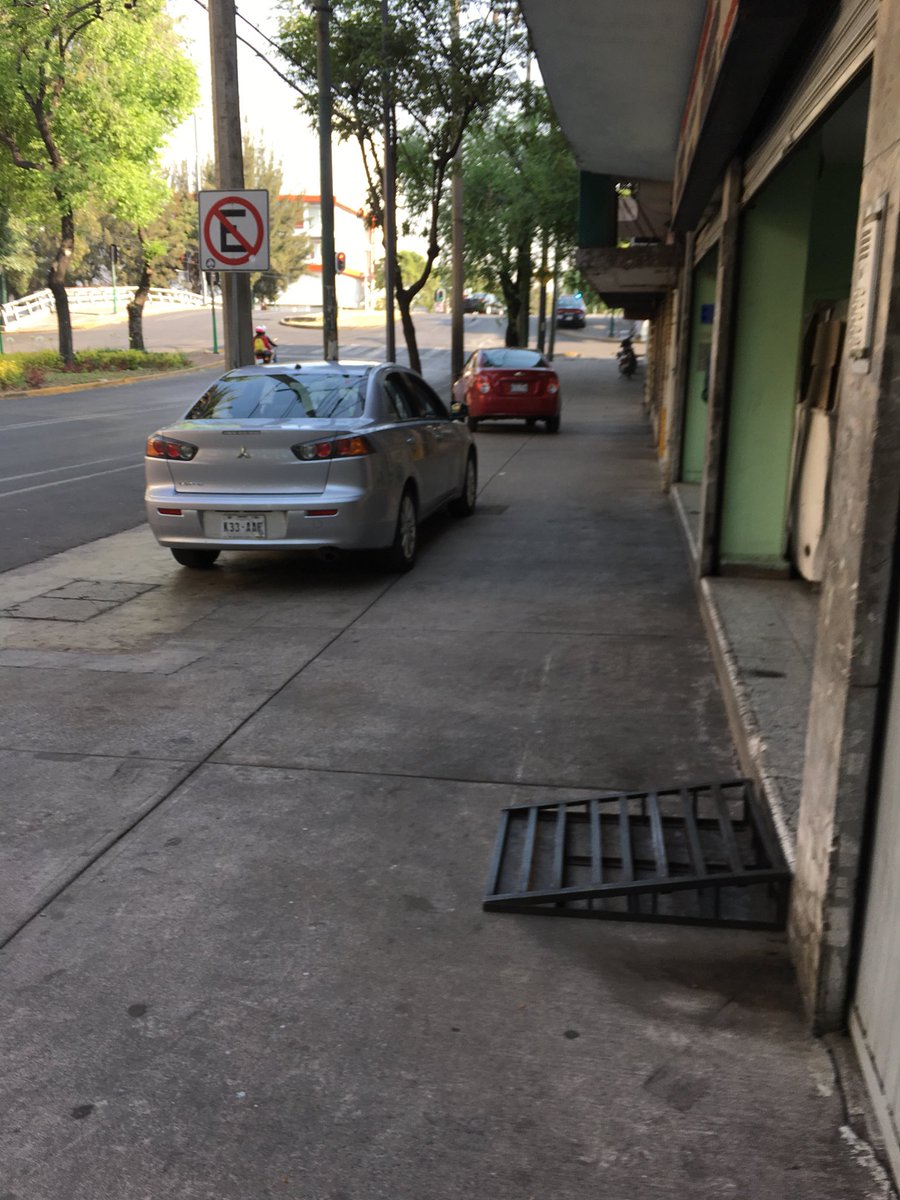 JDickpenn's tweet photo. Podrían ayudarnos con el retiro de estos autos? Vertiz casi esquina viaducto col atenor salas 👍🏼🤨 a diario es lo mismo, que las banquetas no son para el peatón? @C5_CDMX @UCS_CDMX @hiramalmeidae @JerrxG13 https://t.co/yd9RfaVvrB