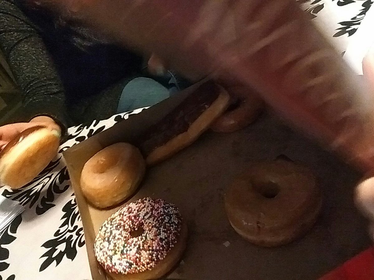 NettieBaynz's tweet photo. Doing some damage to the donut box #forbiddenfoods #icantsayno #wassupposedtostartmydiet thanks @EPICWineries https://t.co/sxk5xwuzYM