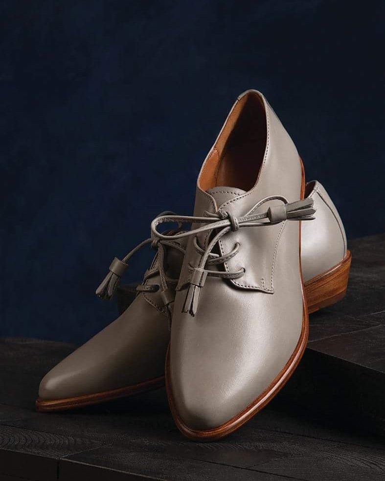 JuliodeMucha's tweet photo. Todo es una carrera contra el tiempo. Pero al paso del peatón nada lo inmuta 👞 #camina #elcaminolohacestu #diseñomexicano #CDMX #juliodemucha https://t.co/w7IygEnhF9