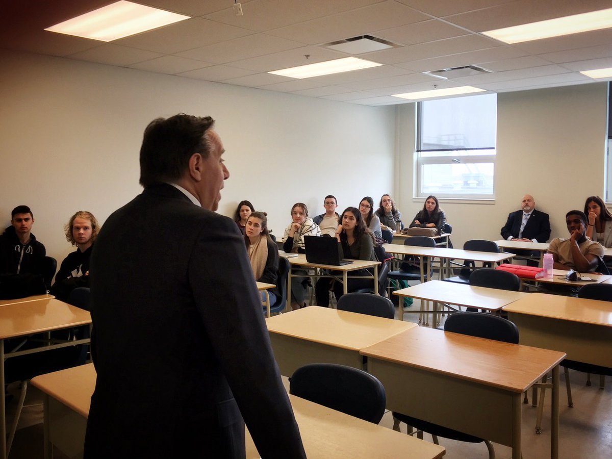 coalitionavenir's tweet image. Des discussions stimulantes entre @francoislegault et des étudiant(e)s en gestion et en science politique au Cégep de #LAssomption! #CAQ #polqc #assnat