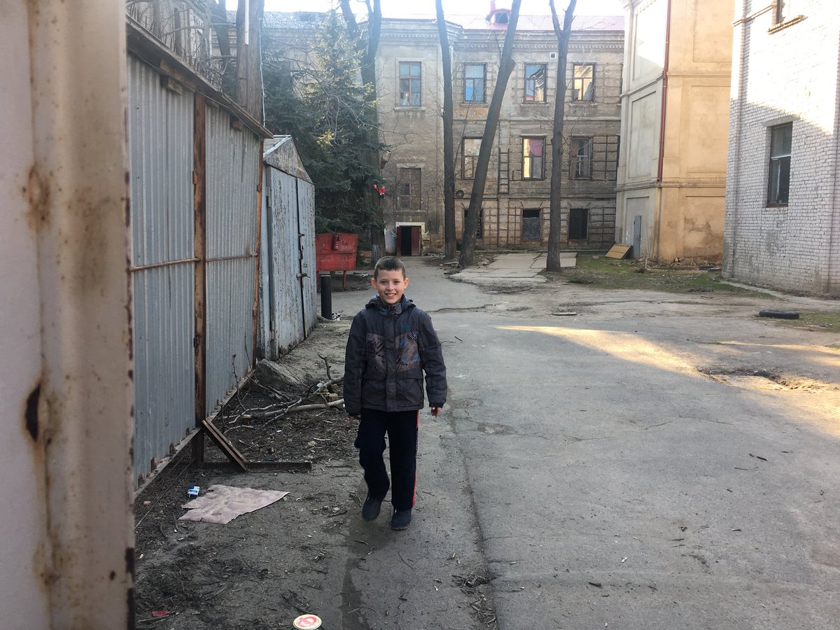 EuroviewsMag's tweet photo. Team #Ukraine visited shelters for IDPs in Odessa. This former pied-a-terre for sailors was abandoned until refugees moved in and built a tight-knit community within its crumbling walls. Wanna see inside? Stay tuned..#OnTheEdge #EitW18 https://t.co/ttfymdzznO