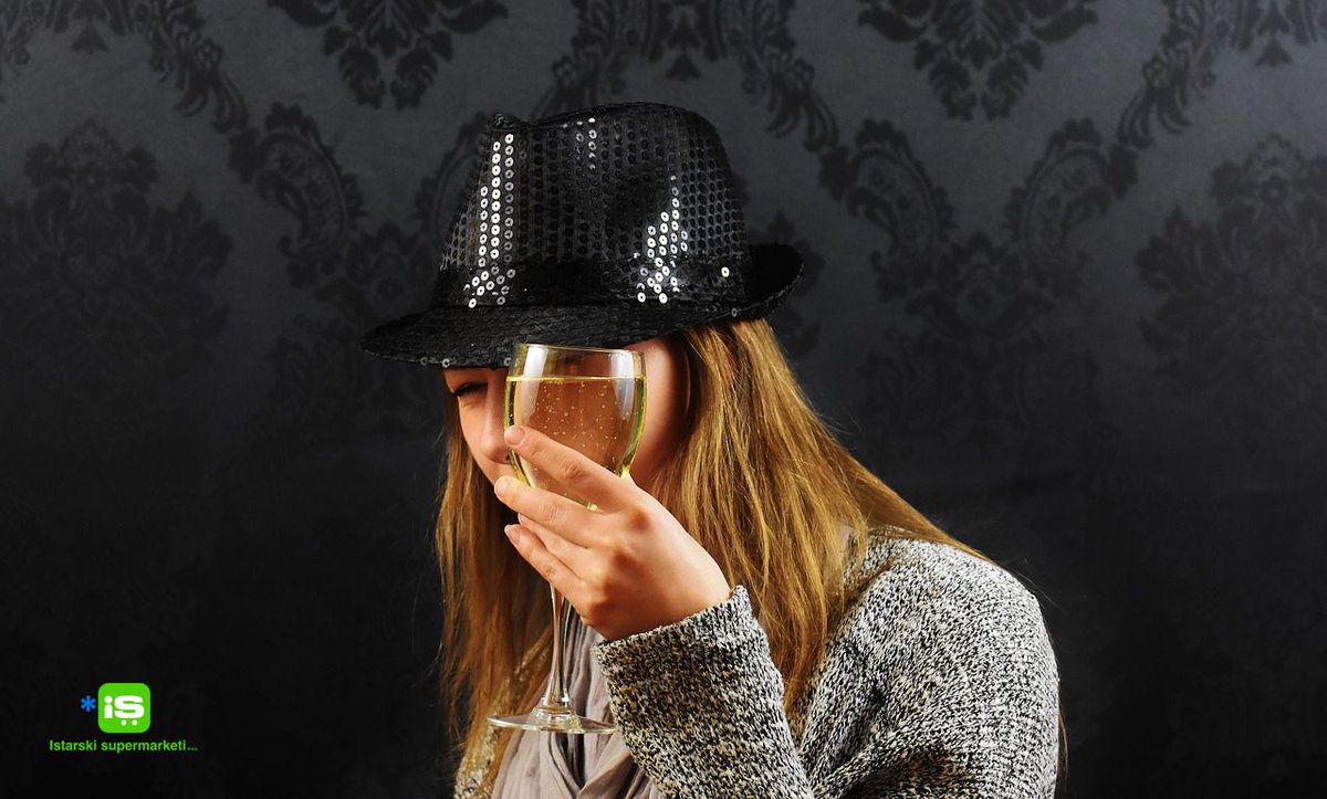 Zanimljivo! 😀

Istraživanja su pokazala da većina ljudi kupuje određeno #vino ili zato što prepoznaju #brand. Većinu privuče pakovanje, a znatno manji broj ljudi kupuje vino u koje se razumije.  
facebook.com/najboljaistars…

#Degustacija #CrnoVino #BijeloVino #VolimVino