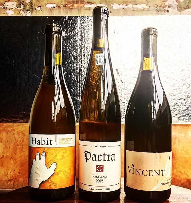 PlateauCom's tweet photo. @pullman_bar_a_vin https://t.co/wrpCQgYHmi Des raisins américains en trio cette semaine @habitwine @vincentjf @paetrariesling #pullmanbaravin #baravin #trio #montreal #aveduparc https://t.co/SIrPQYHpNU