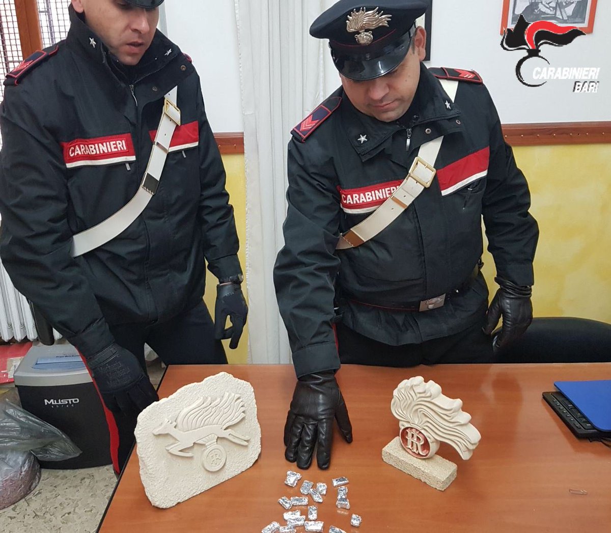 BatMagazine's tweet photo. Andria – Pasqua sotto il segno della cocaina
I capillari controlli nel centro storico e periferia andriesi hanno consentito ai militari di trarre in arresto un pluripregiudicato del luogo, A.S., di 33 anni,
https://t.co/PIUnn5YhDz https://t.co/QyttxsVShS