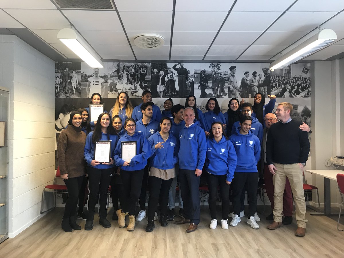 Kunnskaps-og integreringsminister Jan Tore Sanner besøkte ung ledere fra Alnaskolen på Furuset Forum i dag.