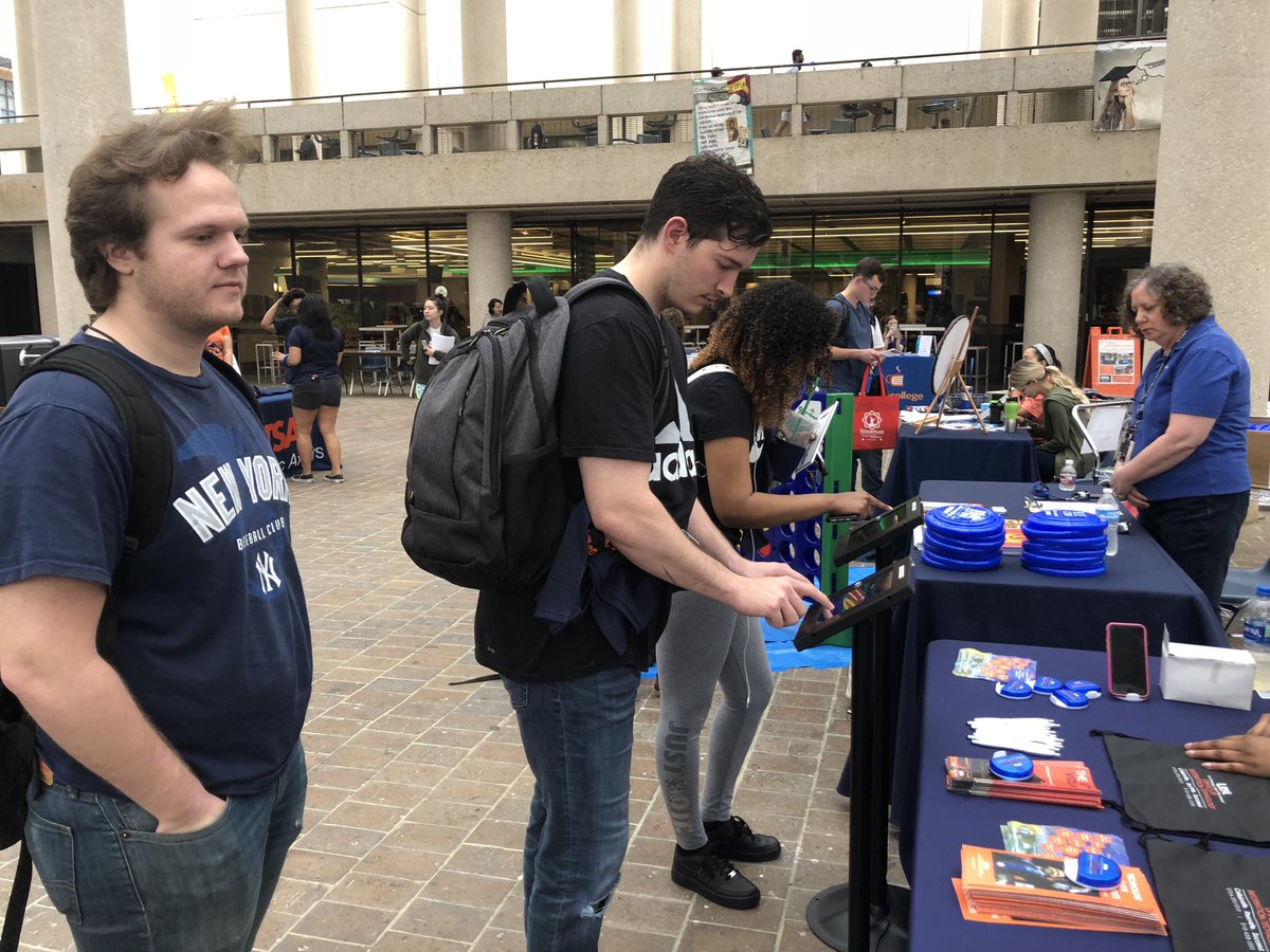 UTS_UTSA's tweet image. Saying hi to fabulous students at the First-Gen Fair! #UTSA #FirstGenUTSA #FirstGenPride