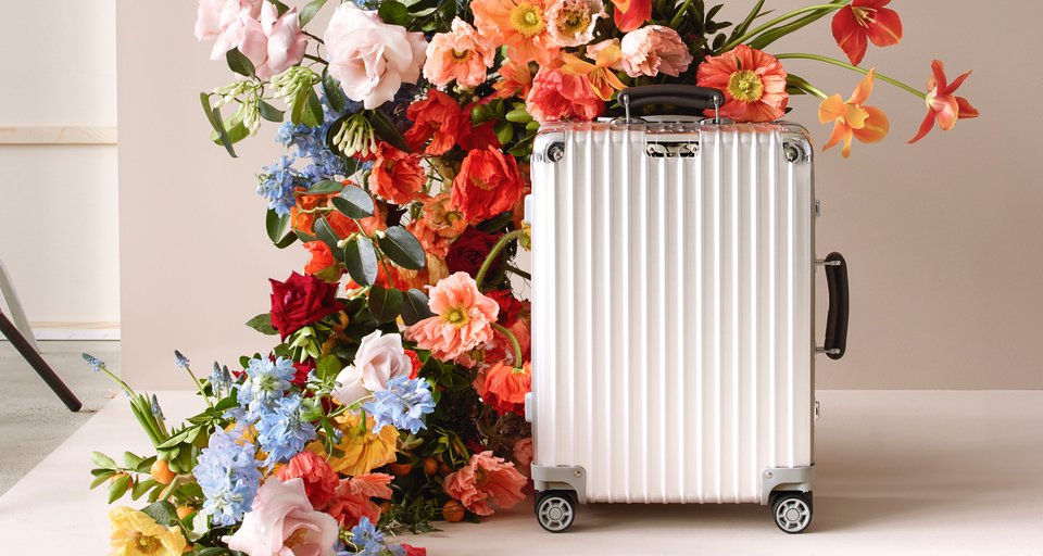 RIMOWA's tweet photo. Seasons change. Our travel tools are created with longevity in mind.
#rimowa #rimowaclassicflight
#luggage #travelwithpurpose
#rimowamoments #spring #flowers #blooms #travel #bouquet https://t.co/TVpvxEBTSP