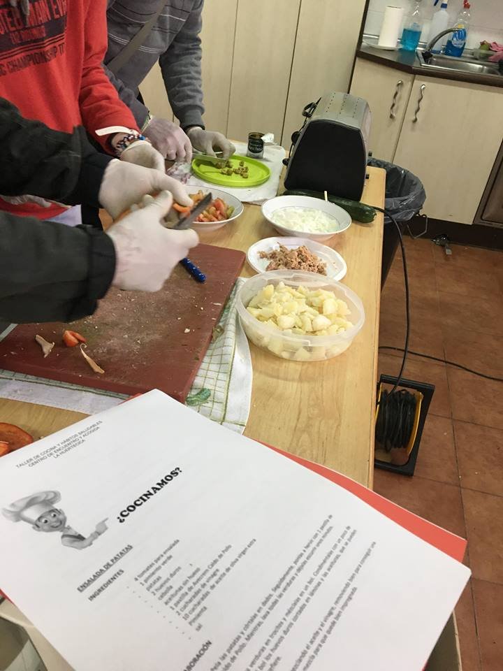 La_Huertecica's tweet photo. "TALLER DE COCINA Y HÁBITOS SALUDABLES" en CEA CARTAGENA. Recetas, sanas, sencillas y apetecibles. Haciendo incapié en la importancia de la higiene en la cocina. Además, vamos conociendo las propiedades y beneficios de los alimentos con los que cocinamos #lahuertecica https://t.co/PXpdUqFY9I