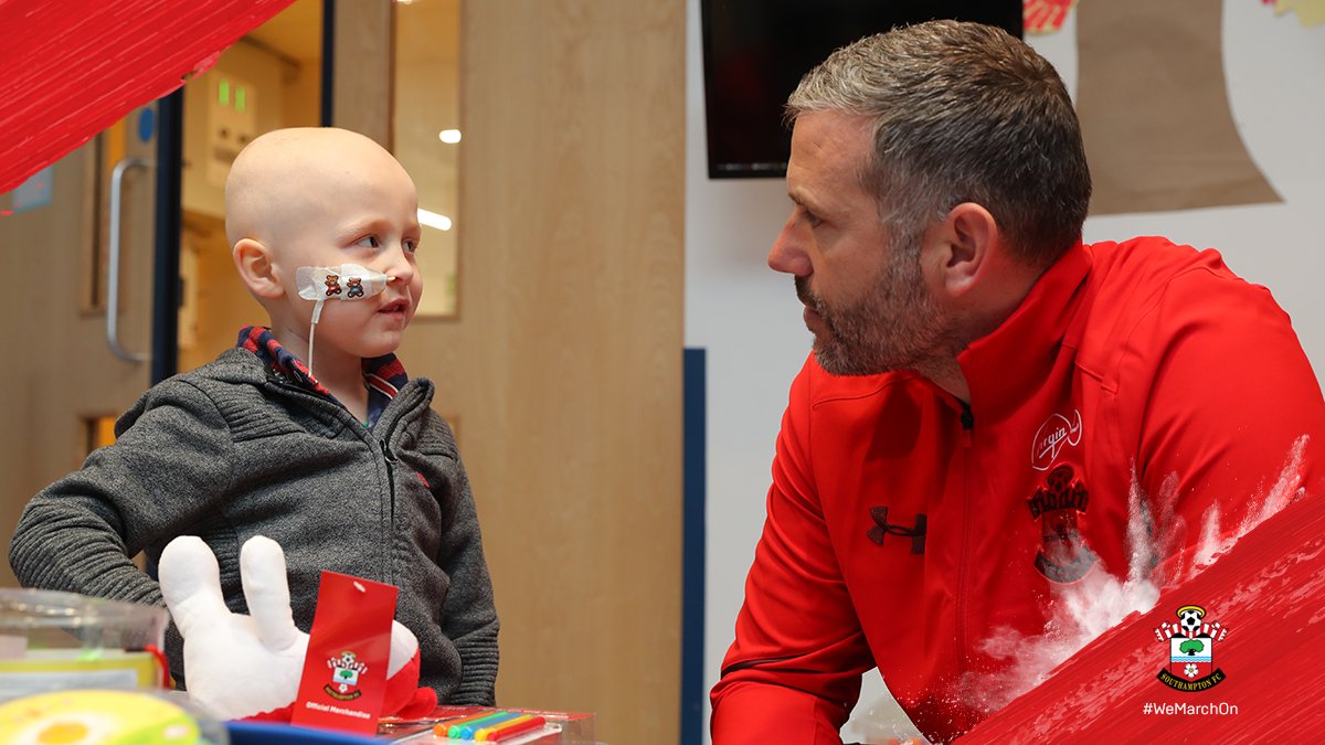 SouthamptonFC's tweet photo. 📸

#SaintsFC's players and coaching staff have been at @UHSFT and @Sotonchildhosp this afternoon, visiting young patients: https://t.co/ThMI06dqG7