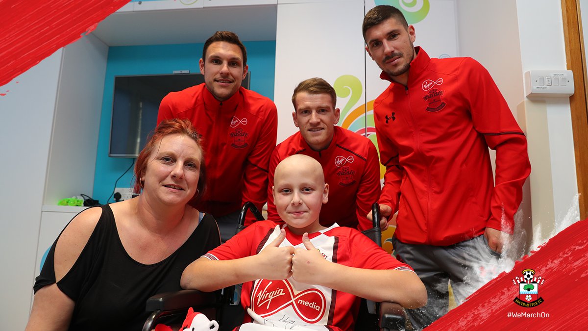 SouthamptonFC's tweet photo. 📸

#SaintsFC's players and coaching staff have been at @UHSFT and @Sotonchildhosp this afternoon, visiting young patients: https://t.co/ThMI06dqG7
