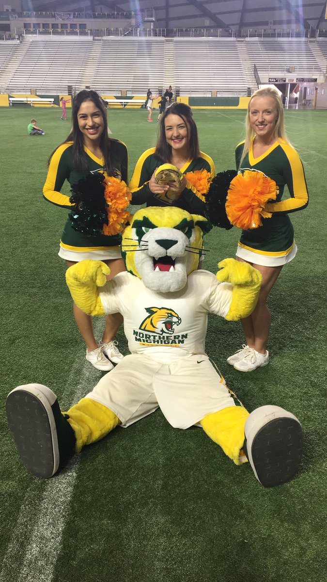 NMU_Cheer_Team's tweet photo. We cheered Wildcat Willy to a victory! In an epic race against Henry the tortoise, Willy had a couple of falls that set him back in the race but was able to beat Henry! 💚💛😼 #wildcats #wildcatwilly #nmucheer https://t.co/PIOwcOzegr