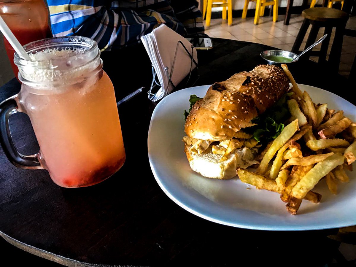LateCafeMX's tweet photo. Nada mejor que acompañar un baguette de pollo y queso cheddar que con una limonada con frutos rojos 🍓🍒
.
.
.
.
#Xalapa #LateCafe #food #breakfast #lunch #México https://t.co/zj8P525sm4