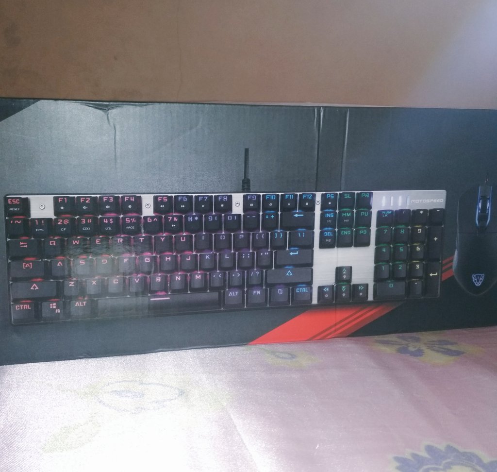Ai pessoal tô com esse teclado mecânico Chroma e esse mouse sem usar, tô pensando em explodir ou sortear o que vocês acham que eu devo fazer? 
FAV = SORTEIO
RT = Explodir