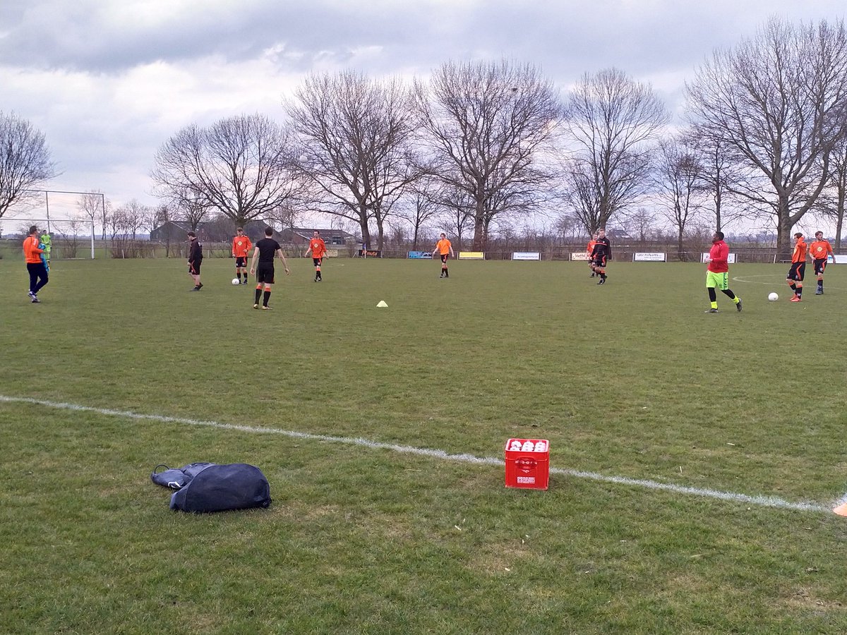 martinsijbolts's tweet photo. Warming-up @VVSIOS en @FCLEOLeens. Donderdag verslag van dit midweekse duel in #Ommelander https://t.co/LvhQ4B6psd