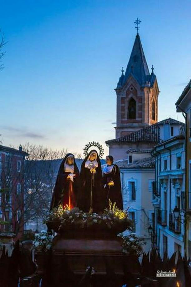 Nuestra Señora de los Dolores, de <a href="/3mariascuenca/">Santas Marías Cuenca</a> lució una aureola propiedad de la parroquia y cedida para su ajuar inicial en su primer desfile en el Sábado Santo.
Todo sea para la mayor veneración de Nuestra Madre. 
Ntra Sra de los Dolores, ruega por nosotros
#SemanaSantaCuenca