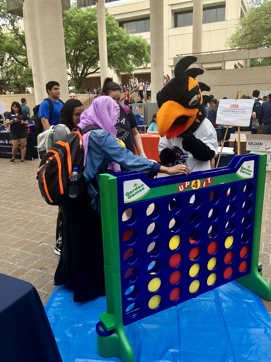 rachelcannady's tweet image. @UTSA_Libraries @RowdyUTSA enjoying the #FirstGenUTSA fest!