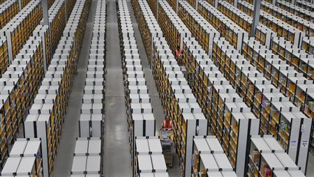 themodernmann's tweet photo. NEW EPISODE - 'INSIDE AMAZON'S WAREHOUSE'
Olly meets @J_Bloodworth, who went undercover as an Order Picker at Amazon...
... and endured 10-hour shifts, walked up to 15 miles per day, was 'treated with suspicion' &amp; effectively paid under the minimum wage:
https://t.co/k5AGE4dCFY https://t.co/skU0Lpeb6i