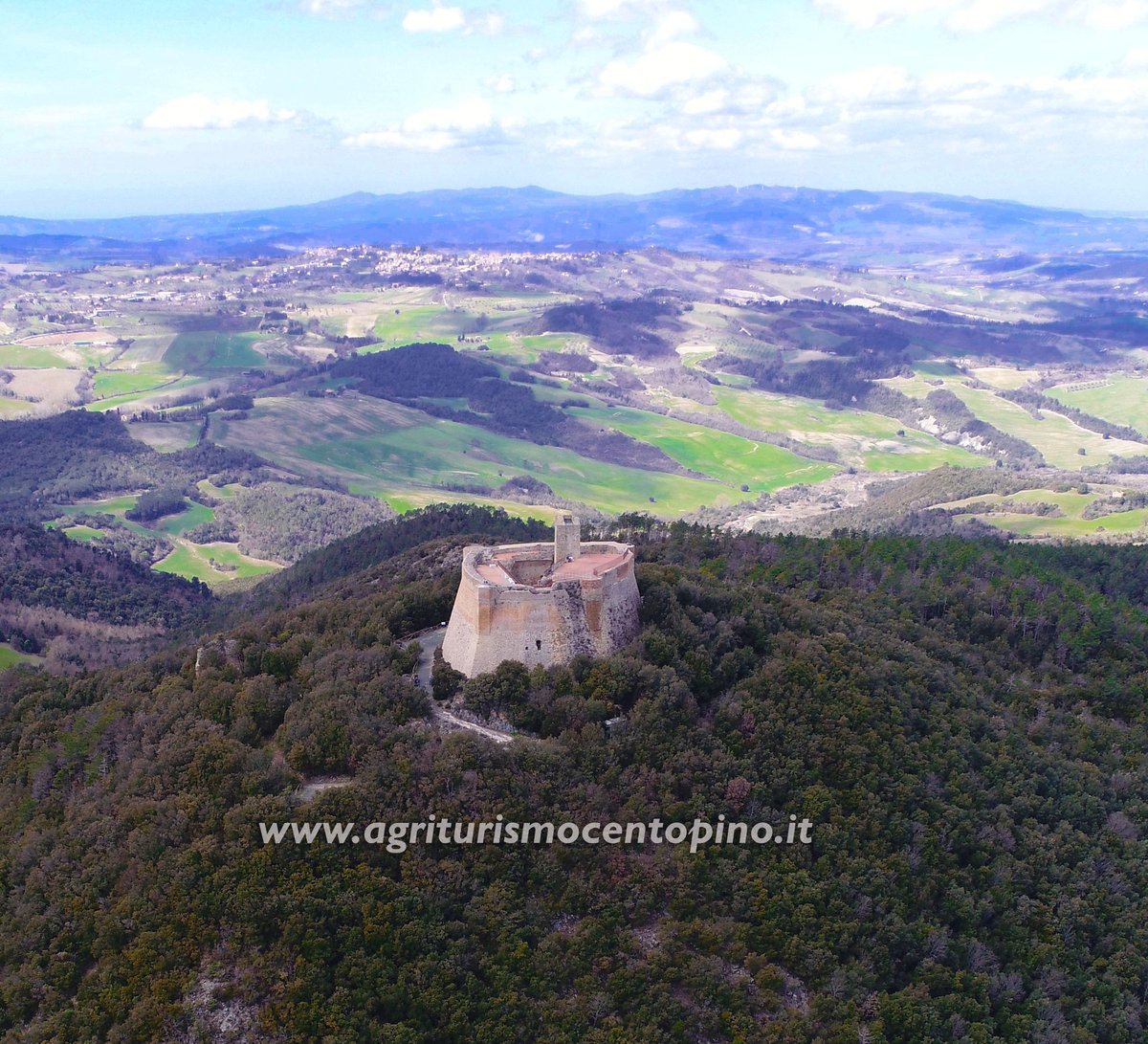 La Rocca Sillana or Rocca di Sillano in #Tuscany
#arteitaliana #italy #beniculturali30 #roccasillana #roccadisillano #toscana #ilikeitaly #arteemfoco #volgotoscana #italy #artesuave #volgoarte #pieceofart #fortress #vivo_italia #volgoitalia #italia #castles #montecastellipisano