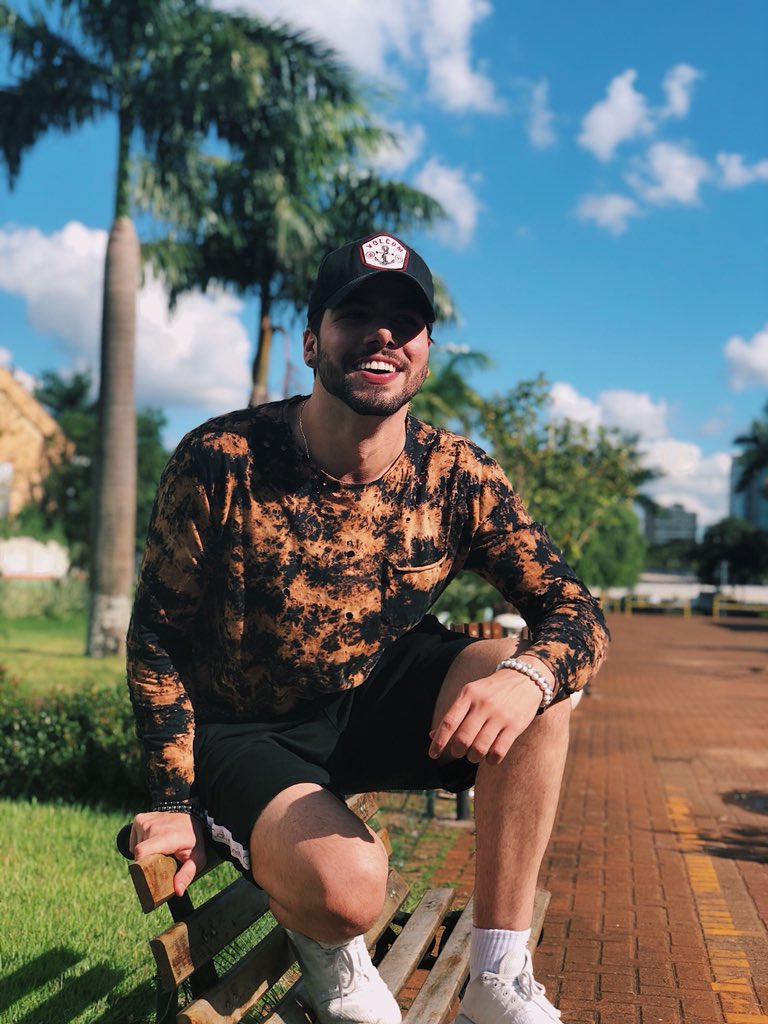 t3ddyyyyy's tweet photo. sol 40 graus e eu de blusa https://t.co/MFVq8XlHIK