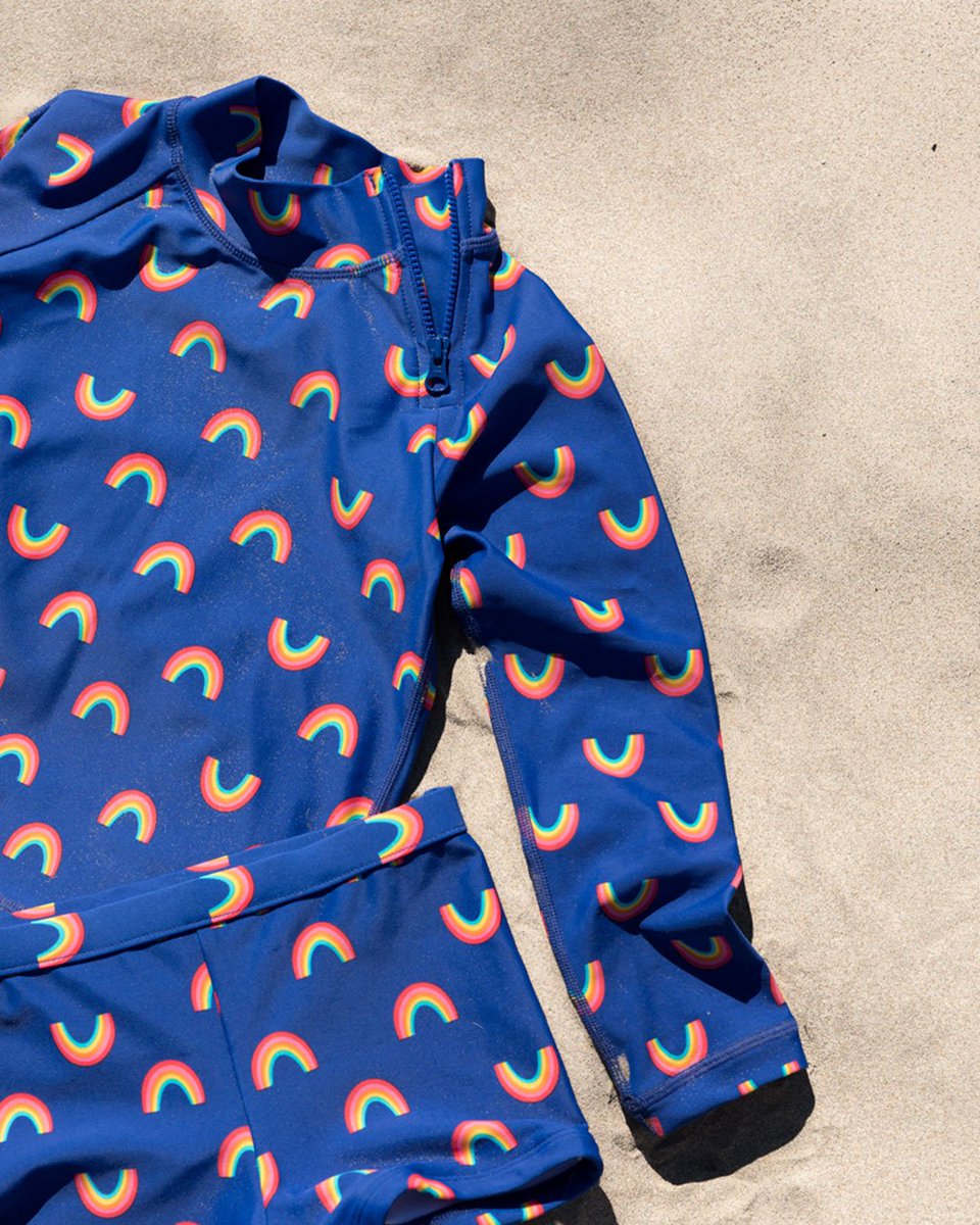 somewhere over the rainbow warmer weather awaits.

shop: bit.ly/shop-hannaande…