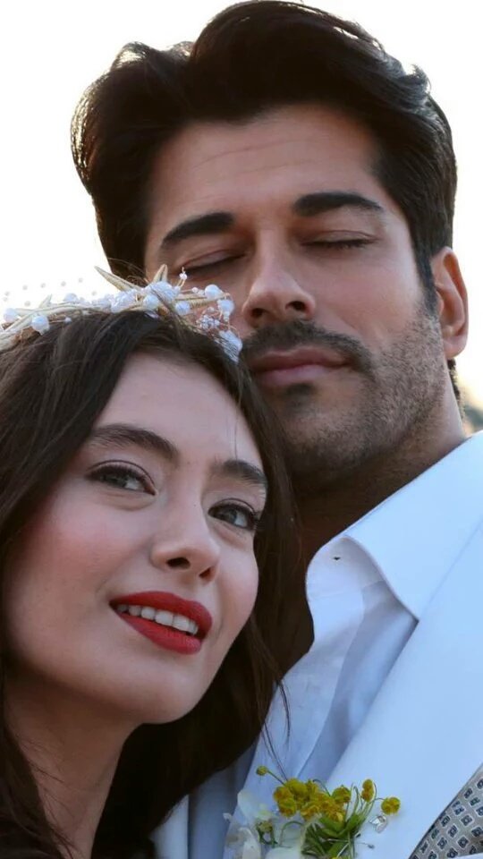 Usernyxxx's tweet photo. Esto es un gran amor eterno 😭😻 Nihkem  #KaraSevdaAdiósHéroe @neslihanatagul @burakozcivit https://t.co/h5qLhM0oYg