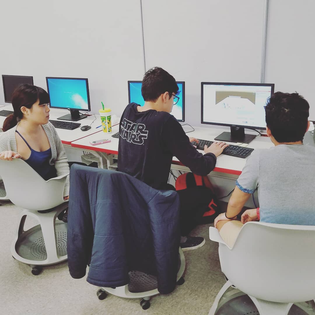 hyperlynxlub's tweet photo. Hami, Santiago &amp; Paco working on their VR project. https://t.co/KPI9lB91iO