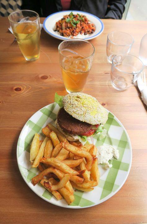 Contrairement aux préjugés, on ne mange pas que des produits gras d'origine animale dans le Nord !

Lille vient d'être nommée capitale française du vegan ! Étonnant ? Pas tant que ça. 

defigrandesecoles.lexpress.fr/lille-2017/201…