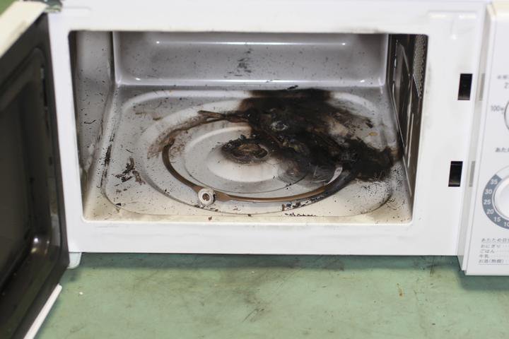 Можно в микроволновке посуду железной. Микроволновка сломалась. Микроволновая печь сгорела. Взорванная микроволновка. Сломанные микроволновки.