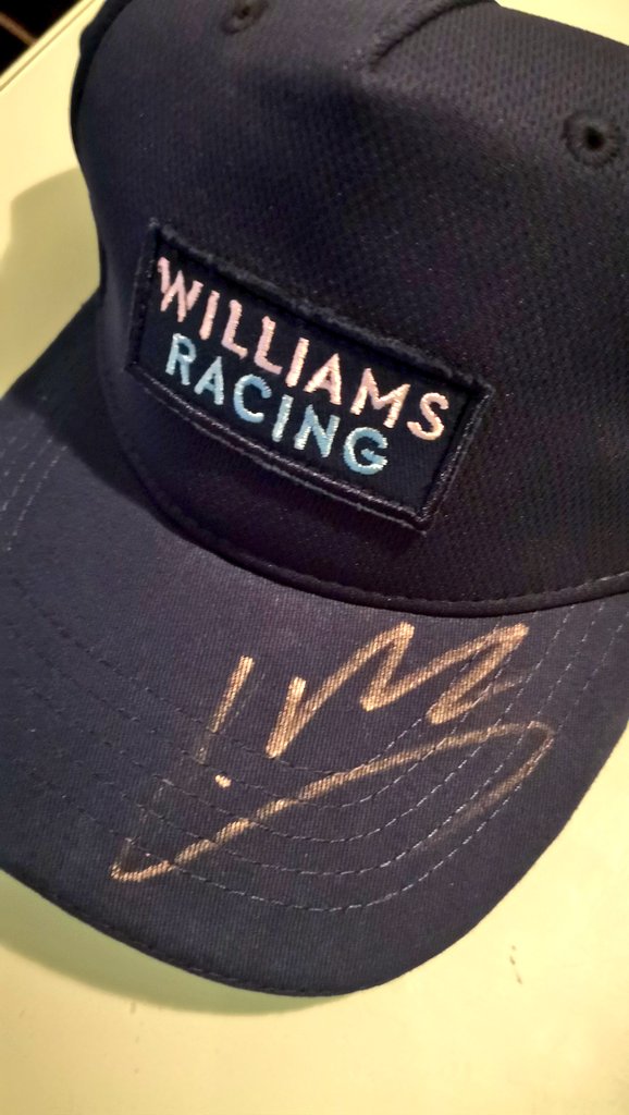 Ui, ui, ui. Que casi se me pasa!! Al cerrar #mimaleta se me quedó esta gorra d <a href="/williamsf1/"></a>  firmada fuera. La conocéis?? Es la d <a href="/MassaFelipe19/">Felipe Massa</a>! Un gran tipo! Follow, retuit y mucha suerte!