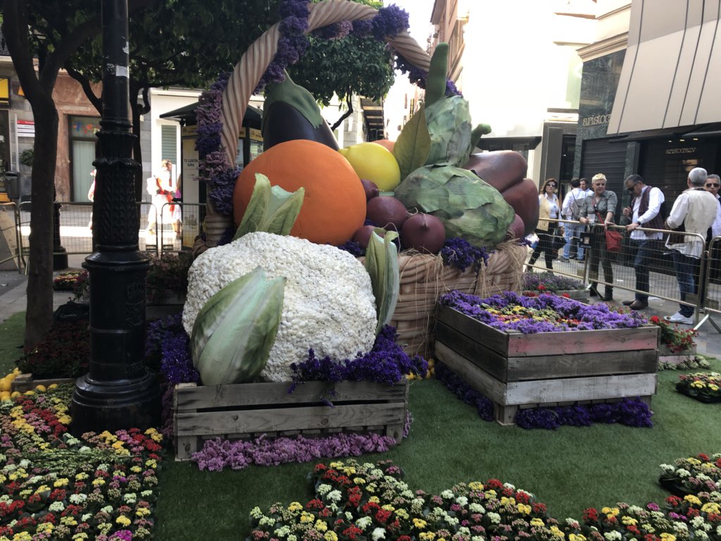 AytoMurcia's tweet photo. ¡Los #JardinesDePrimavera te esperan en este #BandoDeLaHuerta2018! Mira que esculturas florales te puedes encontrar. #LaPrimaveraEmpiezaEnMurcia  #FiestasDePrimavera2018  🌼💕🍃 https://t.co/QgQjnEfTE8