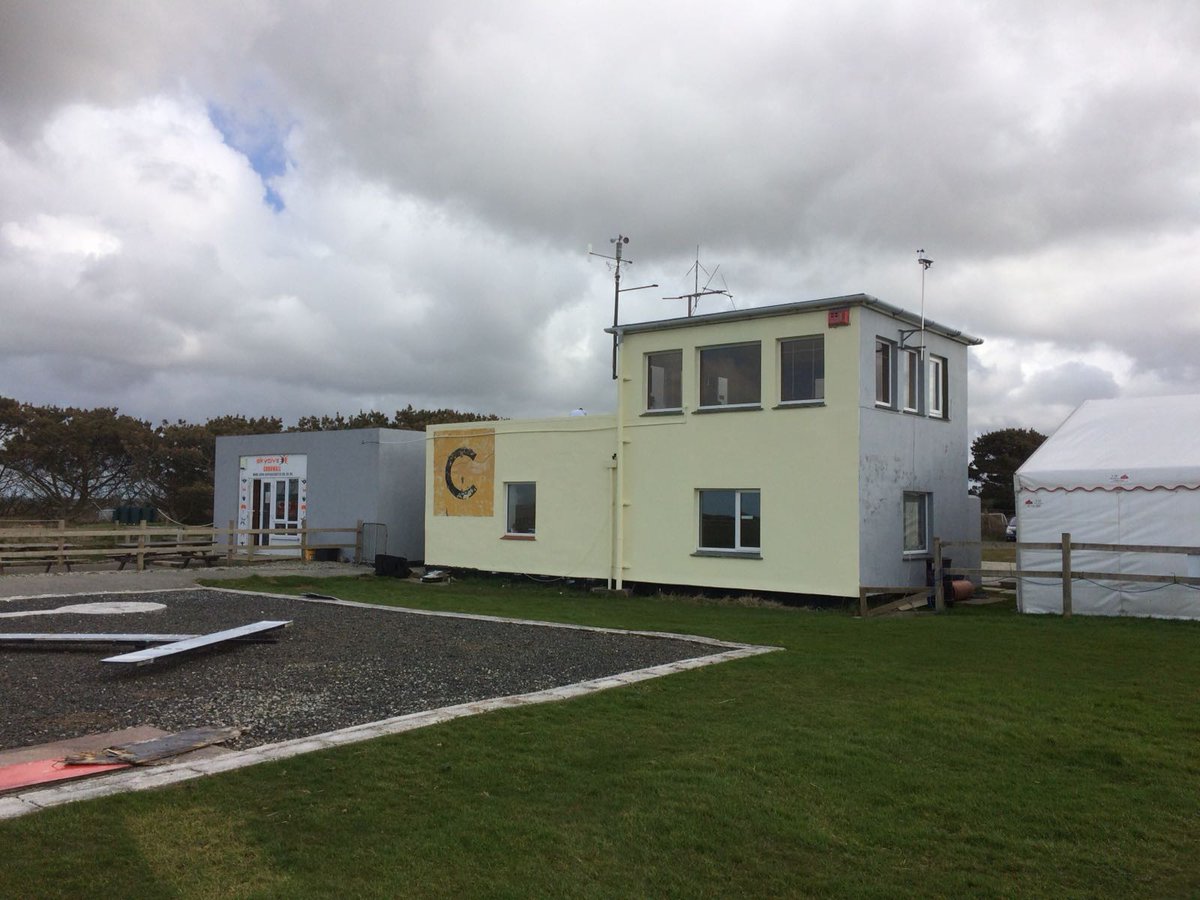flyperranporth's tweet image. The redecorating of our tower has begun today.. isn't it looking gorgeous already? 😍 #perranporth #flighttower #aerodrome #flyin #WWIIbase #planes #easiertosee