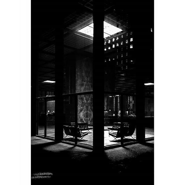 urburbia's tweet image. #Miesian space. Photo by @dumsumdumfai
.
.
.
#barcelonachair #modernism #modernarchitecture #lessismore #lightandshadow #boxinabox #architecture_hunter #architecturelovers #architecture #skyscrapers #moderndesign #knoll #toronto #urburbia ift.tt/2Isg2gR