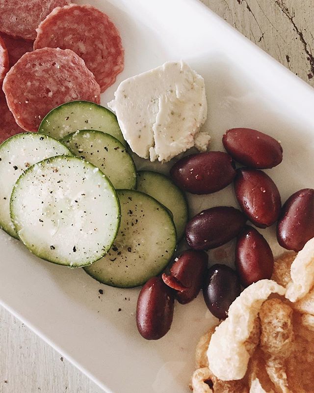 TrainProSteph's tweet image. Lunchtime snack plate, the best. Hard salami, cukes, goat cheese, olives and some pork rinds. 🤤
-
-
-
#ketolunch #keto #ketodiet #ketogenic #ketogenicweightloss #ketogenicdiet #lchf #eatfatlosefat ift.tt/2GT3stG