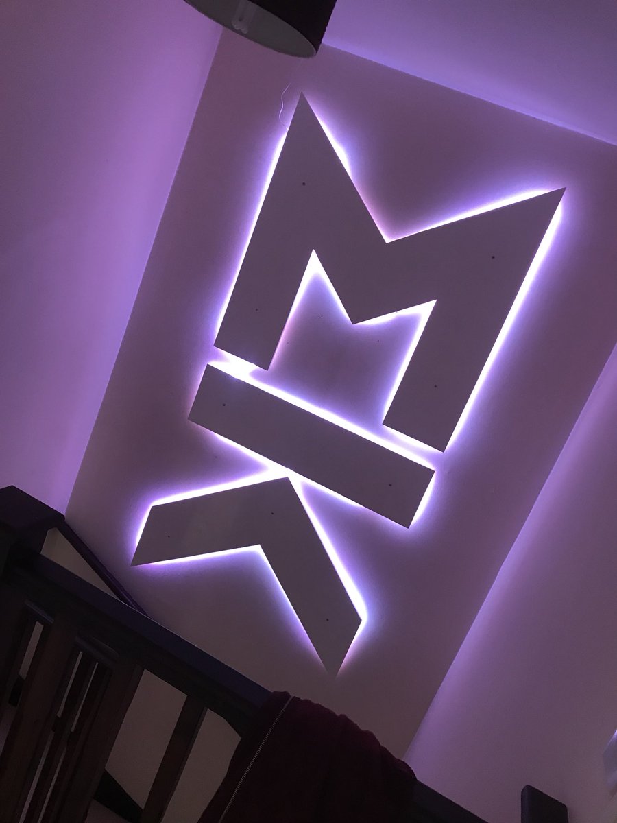 Bayley_88's tweet photo. @joesavins @Sam_Mallory @JamesKn0x @Daveknox89 After a year on the wall, it’s finally backlit, awesome staircase https://t.co/HLtYy7xdJt