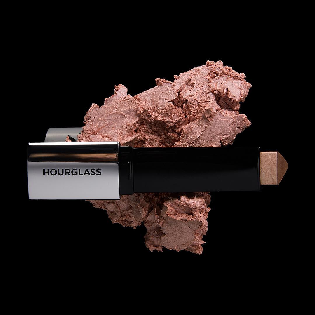 HourglassMakeup's tweet photo. #VanishFlash in ROSE GOLD. The innovative formula gives the most seamless and lustrous highlight to the skin. Shop at https://t.co/xJHTBna09R and #GetFlashed. #crueltyfree #hourglasscosmetics https://t.co/ruvwlITHAU