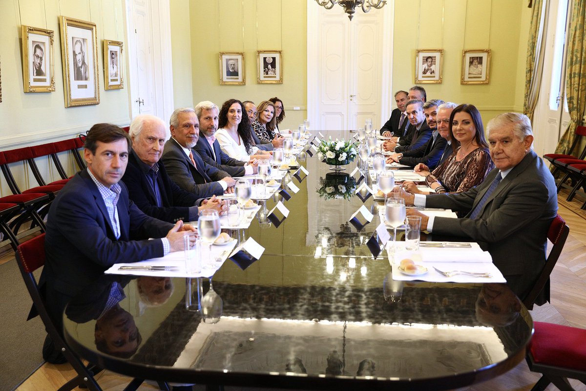 PinedoFederico's tweet photo. Reunión en @CasaRosada con @gabimichetti @marquitospena @frigeriorogelio y los presidentes de bloque del @senadoargentina; @luisnaidenoff @RomeroxSalta @fernandosolanas @angelrozaschaco @SchiavoniH @MaggieSolariQ #MiguelPichetto #RodríguezSaá #DanielLovera https://t.co/ykwgtVcdrZ