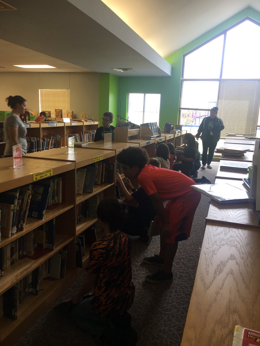 BrandyBrewerITC's tweet image. Ss using @MrsLodge Shelver game to learn about managing their own library commons by shelving correctly. Putting it to action with real books! Building library leaders! #FutureReady #PVELeads @PoeToaster12 @PrairieViewES @NorthwestISD @NorthwestELA