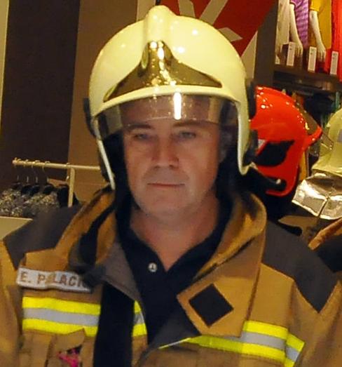 TebmorF's tweet photo. Un Bombero herido o fallecido en acto de Servicio merece los mejores cuidados, honores y coberturas.
#TodosSomosEloy https://t.co/V3sbnp6Wi4