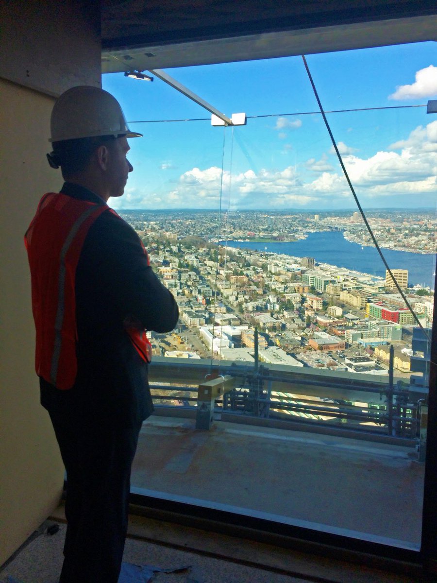 psfinc's tweet image. The renovation of the @space_needle is stunning! @psfinc project risk services director Brian Hearst surveys the #spacelift.
