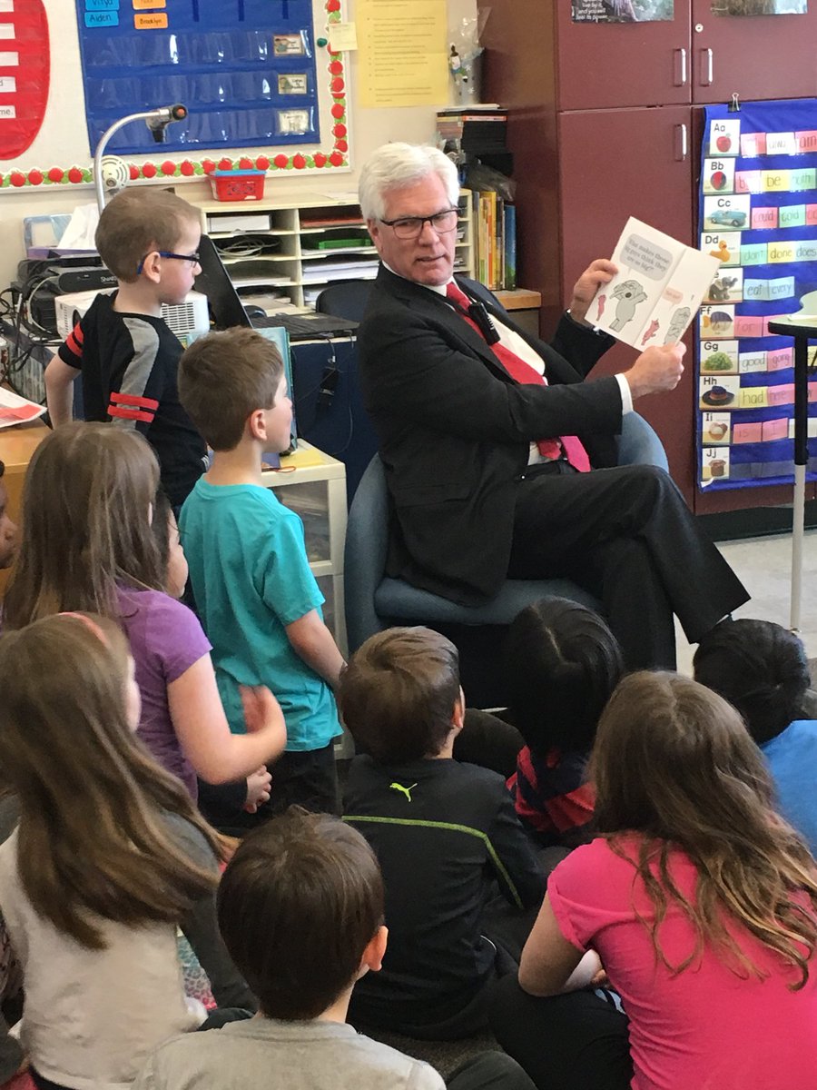Minister Carr stopped by to read to us today! We had such a great time! <a href="/HarrowHawksWSD/">Harrow Hawks WSD</a>  <a href="/jimcarr_wpg/">Jim Carr</a> #harrowlearns