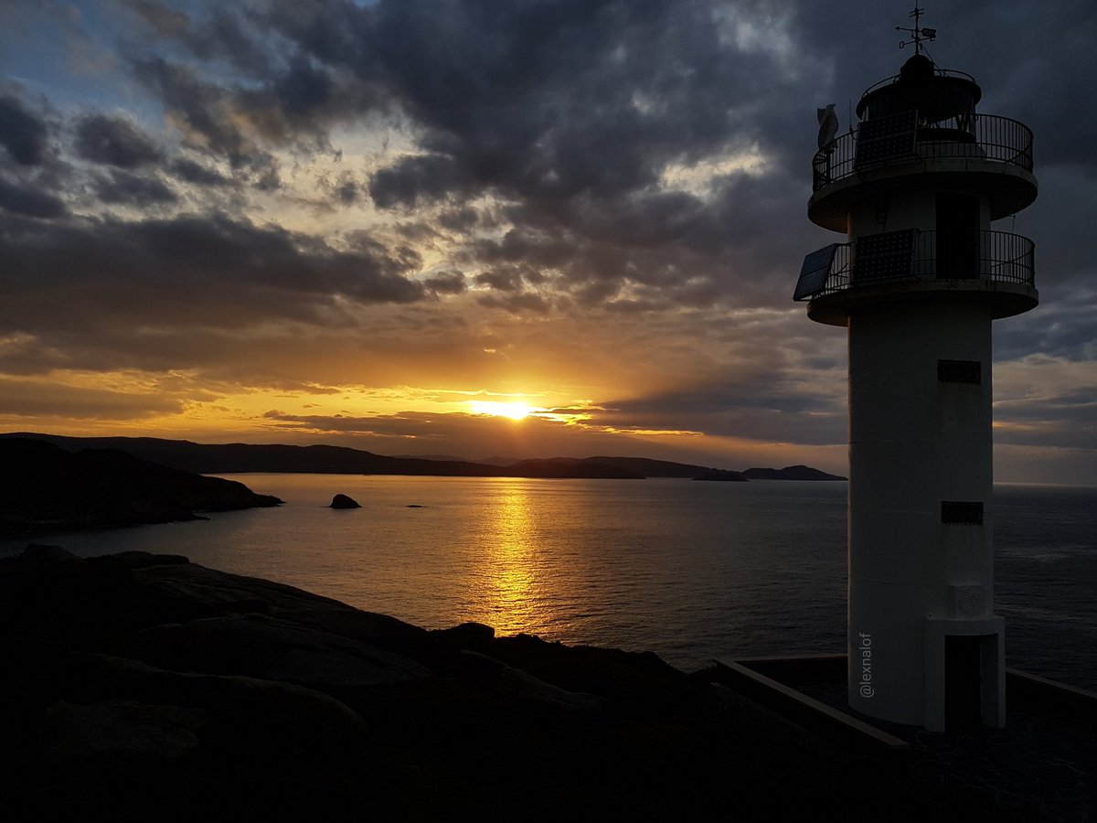 LexnaLof's tweet photo. Uno de los atardeceres más guapos de #AMariñaLucense 👌 Faro de Punta Roncadoira (Portocelo, @xove). A unos 20 mins. de Viveiro en coche. Fotos de este domingo #Galicia https://t.co/2afyLhLj3m