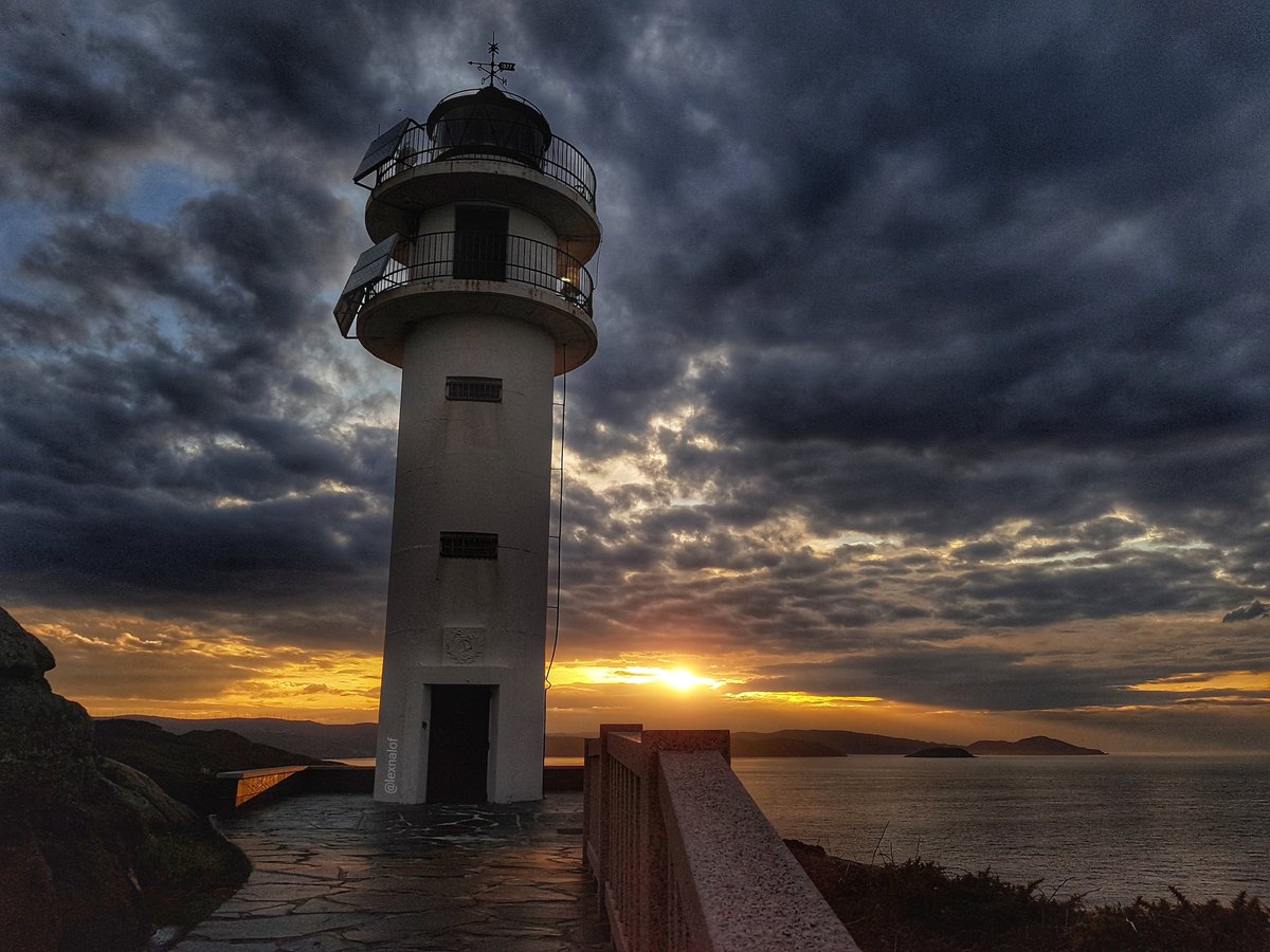LexnaLof's tweet photo. Uno de los atardeceres más guapos de #AMariñaLucense 👌 Faro de Punta Roncadoira (Portocelo, @xove). A unos 20 mins. de Viveiro en coche. Fotos de este domingo #Galicia https://t.co/2afyLhLj3m